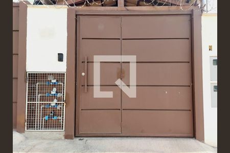 Casa à venda com 210m², 3 quartos e 2 vagas Casa à venda com 210m², 3 quartos e 2 vagasFachada