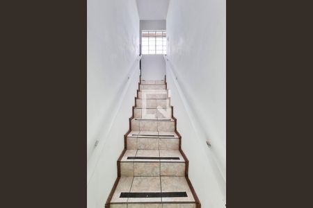 Casa para alugar com 100m², 3 quartos e 2 vagasEscada