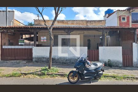 Casa à venda com 360m², 3 quartos e 2 vagas Casa à venda com 360m², 3 quartos e 2 vagasFachada