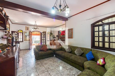 Casa à venda com 237m², 4 quartos e 2 vagas Casa à venda com 237m², 4 quartos e 2 vagasSala