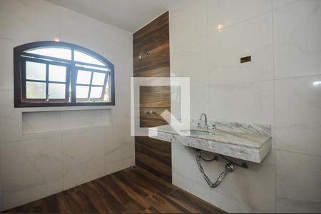Casa à venda com 350m², 3 quartos e 6 vagasBanheiro Suíte 2