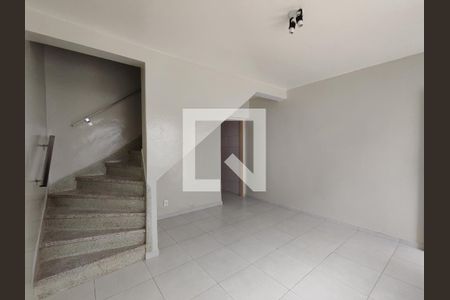 Sala de casa para alugar com 2 quartos, 64m² em Vila Romanópolis, Ferraz de Vasconcelos
