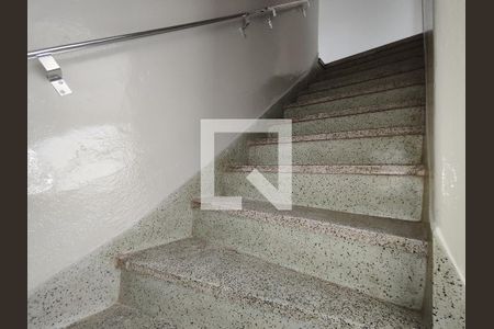 Escada de casa para alugar com 2 quartos, 64m² em Vila Romanópolis, Ferraz de Vasconcelos