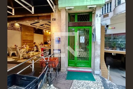 Apartamento à venda com 100m², 3 quartos e sem vagaFachada com cartaz QA