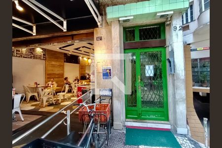 Apartamento à venda com 100m², 3 quartos e sem vagaFachada com cartaz QA