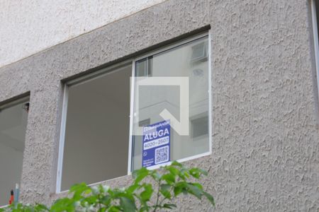 Apartamento para alugar com 49m², 2 quartos e sem vagaPlaca instalada na janela do apartamento - 1º andar
