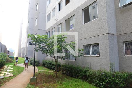 Apartamento para alugar com 49m², 2 quartos e sem vagaPlaca instalada na janela do apartamento - 1º andar