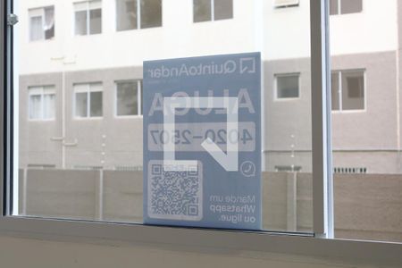 Apartamento para alugar com 49m², 2 quartos e sem vagaPlaca instalada na janela do apartamento - 1º andar