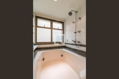 Apartamento à venda com 284m², 4 quartos e 4 vagasBanheiro da Suíte 2