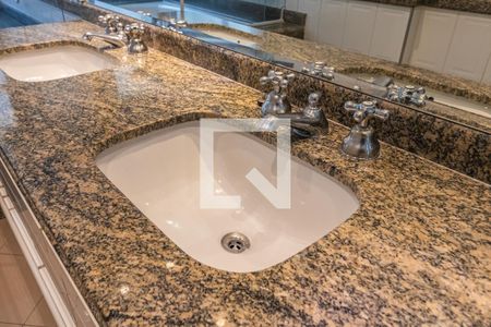 Apartamento à venda com 284m², 4 quartos e 4 vagasBanheiro da Suíte 2