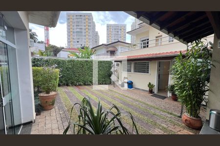 Casa à venda com 330m², 3 quartos e 3 vagas Casa à venda com 330m², 3 quartos e 3 vagasQuintal