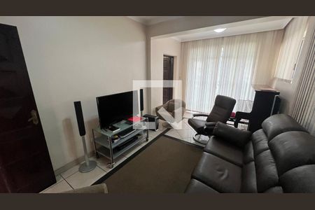 Casa à venda com 330m², 3 quartos e 3 vagas Casa à venda com 330m², 3 quartos e 3 vagasSala de TV