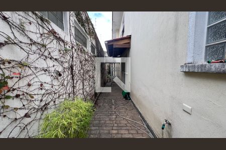 Casa à venda com 330m², 3 quartos e 3 vagas Casa à venda com 330m², 3 quartos e 3 vagasCorredor lateral