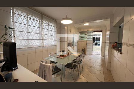 Casa à venda com 330m², 3 quartos e 3 vagas Casa à venda com 330m², 3 quartos e 3 vagasCopa