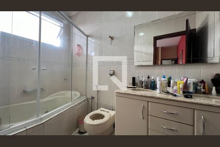 Casa à venda com 330m², 3 quartos e 3 vagas Casa à venda com 330m², 3 quartos e 3 vagasBanheiro