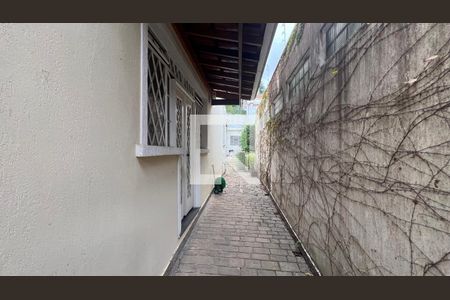 Casa à venda com 330m², 3 quartos e 3 vagas Casa à venda com 330m², 3 quartos e 3 vagasCorredor lateral