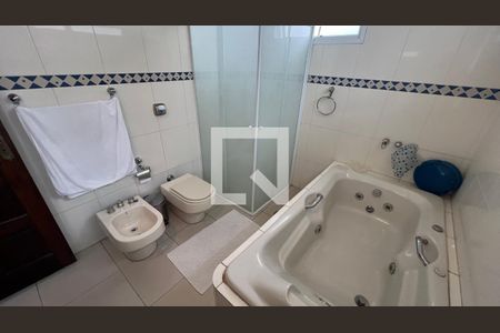 Casa à venda com 330m², 3 quartos e 3 vagas Casa à venda com 330m², 3 quartos e 3 vagasBanheiro da Suíte