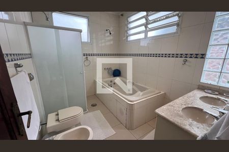 Casa à venda com 330m², 3 quartos e 3 vagas Casa à venda com 330m², 3 quartos e 3 vagasBanheiro da Suíte
