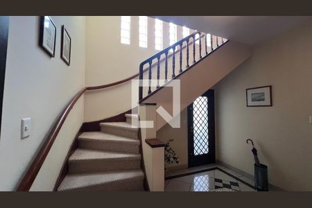 Casa à venda com 330m², 3 quartos e 3 vagas Casa à venda com 330m², 3 quartos e 3 vagasEscada