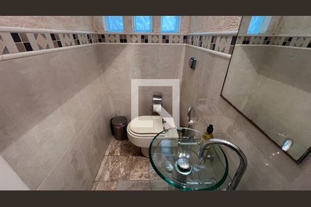 Casa à venda com 330m², 3 quartos e 3 vagas Casa à venda com 330m², 3 quartos e 3 vagasLavabo