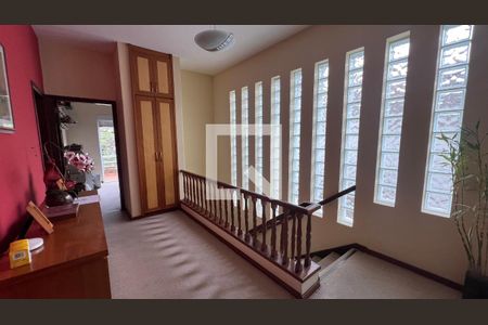 Casa à venda com 330m², 3 quartos e 3 vagas Casa à venda com 330m², 3 quartos e 3 vagasLiving