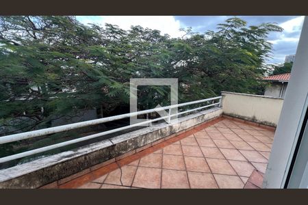 Casa à venda com 330m², 3 quartos e 3 vagas Casa à venda com 330m², 3 quartos e 3 vagasSacada do quarto 2