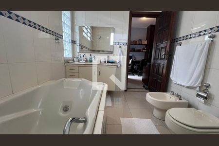 Casa à venda com 330m², 3 quartos e 3 vagas Casa à venda com 330m², 3 quartos e 3 vagasBanheiro da Suíte