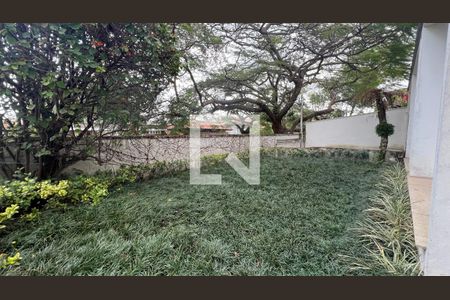 Casa à venda com 330m², 3 quartos e 3 vagas Casa à venda com 330m², 3 quartos e 3 vagasQuintal