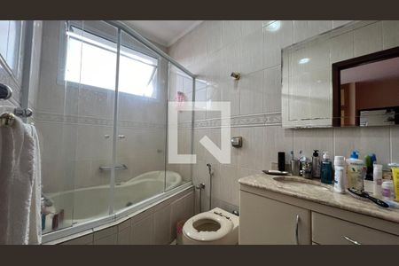 Casa à venda com 330m², 3 quartos e 3 vagas Casa à venda com 330m², 3 quartos e 3 vagasBanheiro