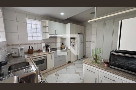 Casa à venda com 330m², 3 quartos e 3 vagas Casa à venda com 330m², 3 quartos e 3 vagasCozinha