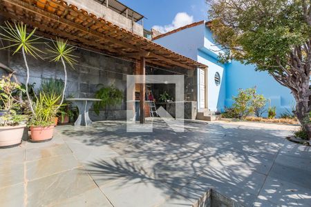 Casa à venda com 232m², 4 quartos e 4 vagas Casa à venda com 232m², 4 quartos e 4 vagasVaranda