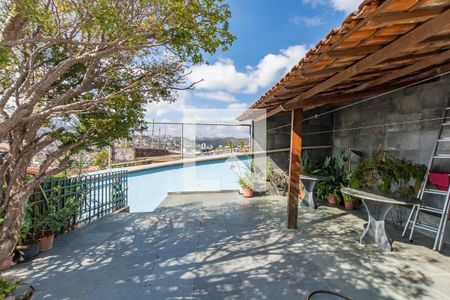 Casa à venda com 232m², 4 quartos e 4 vagas Casa à venda com 232m², 4 quartos e 4 vagasÁrea externa