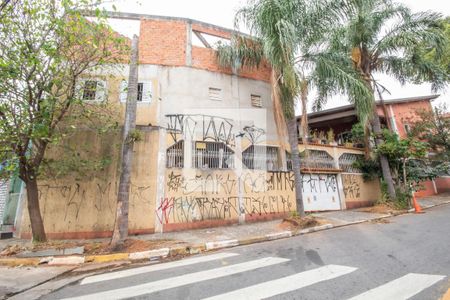 Casa à venda com 350m², 5 quartos e 3 vagas Casa à venda com 350m², 5 quartos e 3 vagasFachada