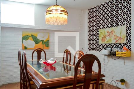 Casa à venda com 219m², 5 quartos e 3 vagas