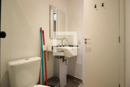 Banheiro de kitnet/studio para alugar com 1 quarto, 26m² em Sumarezinho, São Paulo