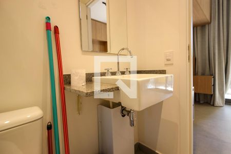 Banheiro de kitnet/studio para alugar com 1 quarto, 26m² em Sumarezinho, São Paulo