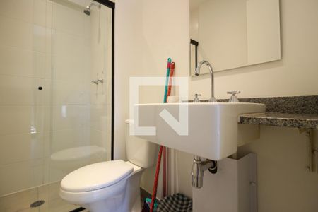 Banheiro de kitnet/studio para alugar com 1 quarto, 26m² em Sumarezinho, São Paulo