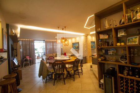 Apartamento à venda com 205m², 4 quartos e 2 vagas Apartamento à venda com 205m², 4 quartos e 2 vagasSala