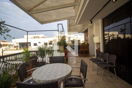 Apartamento à venda com 205m², 4 quartos e 2 vagas Apartamento à venda com 205m², 4 quartos e 2 vagasVaranda