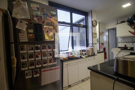 Apartamento à venda com 205m², 4 quartos e 2 vagas Apartamento à venda com 205m², 4 quartos e 2 vagasCozinha e Área de Serviço