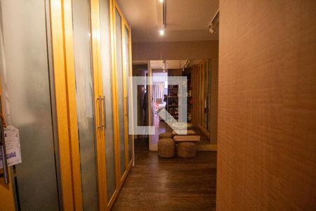 Apartamento à venda com 205m², 4 quartos e 2 vagas Apartamento à venda com 205m², 4 quartos e 2 vagasCloset da Suíte