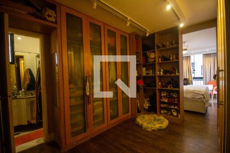 Apartamento à venda com 205m², 4 quartos e 2 vagas Apartamento à venda com 205m², 4 quartos e 2 vagasCloset da Suíte