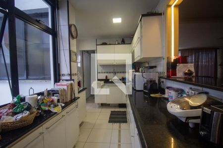 Apartamento à venda com 205m², 4 quartos e 2 vagas Apartamento à venda com 205m², 4 quartos e 2 vagasCozinha e Área de Serviço