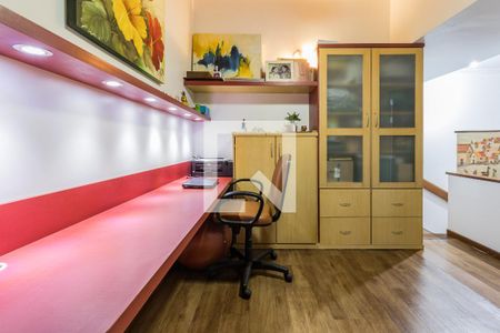 Casa à venda com 210m², 3 quartos e 2 vagas Casa à venda com 210m², 3 quartos e 2 vagasEscritório