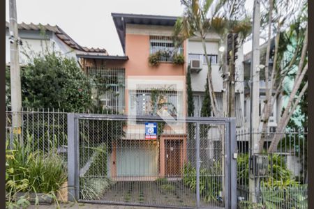 Casa à venda com 210m², 3 quartos e 2 vagas Casa à venda com 210m², 3 quartos e 2 vagasFachada