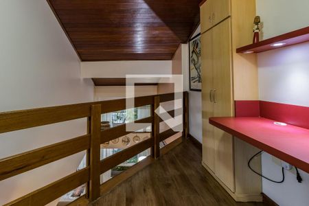 Casa à venda com 210m², 3 quartos e 2 vagas Casa à venda com 210m², 3 quartos e 2 vagasEscritório