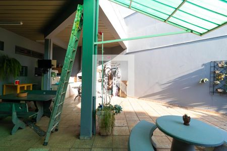 Casa à venda com 482m², 3 quartos e 4 vagas Casa à venda com 482m², 3 quartos e 4 vagasQuintal