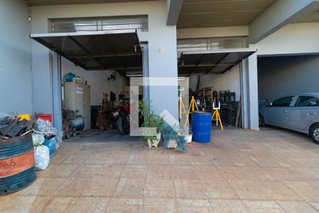 Casa à venda com 482m², 3 quartos e 4 vagas Casa à venda com 482m², 3 quartos e 4 vagasGaragem