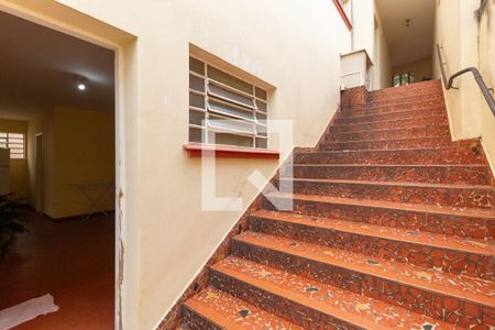 Casa à venda com 580m², 5 quartos e 4 vagasEscada de Acesso a Área de Serviçlo e Quintal