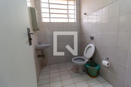 Casa à venda com 580m², 5 quartos e 4 vagasBanheiro da Área de Serviço